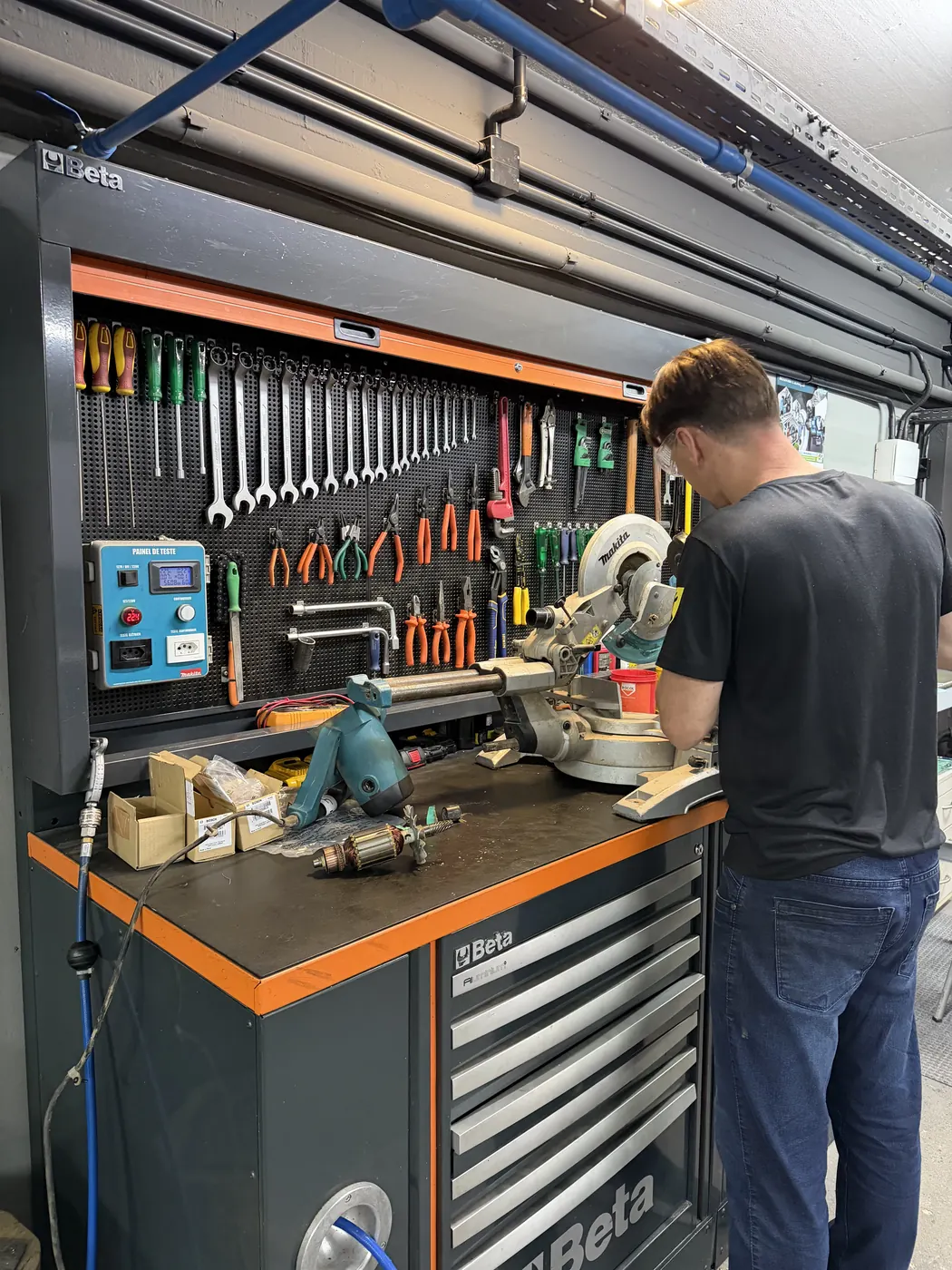 Equipe técnica da QualitecBLU atendendo equipamento em bancada